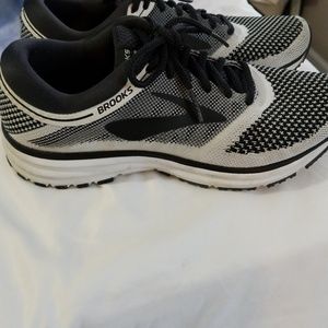Like new Brooks tennis shoes